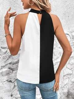 A wholesale clothing model wears jan14641-women's-sleeveless-collar-window-detail-double-color-sandy-blouse-black, Turkish wholesale Blouse of Janes