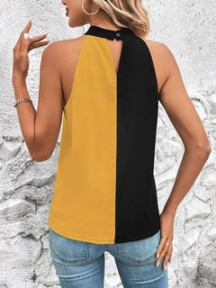A wholesale clothing model wears jan14645-women's-sleeveless-collar-window-detail-double-color-sandy-blouse-black, Turkish wholesale Blouse of Janes