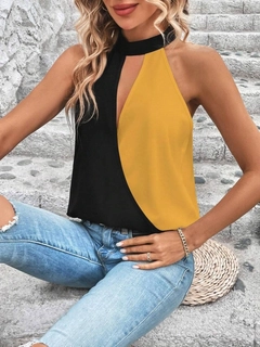 A wholesale clothing model wears jan14645-women's-sleeveless-collar-window-detail-double-color-sandy-blouse-black, Turkish wholesale Blouse of Janes