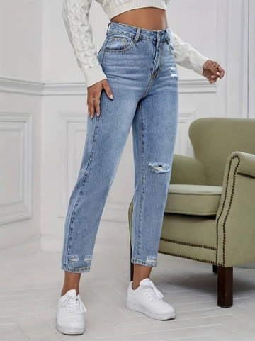 A wholesale clothing model wears  Women's Light Blue Ripped Mom Fit Jeans - Blue
, Turkish wholesale Jeans of Janes