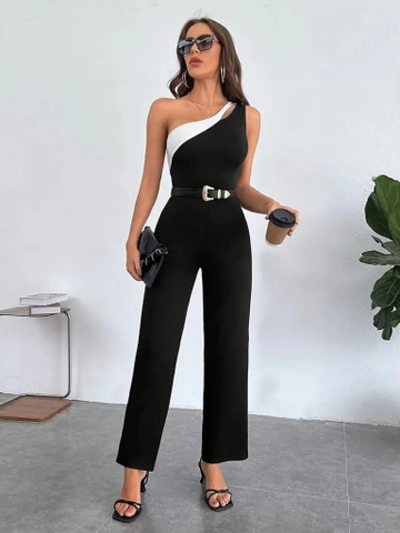 Bir model, Janes toptan giyim markasının  Kadın Kolsuz Çift Renkli Tek Omuz Detay Ithal Krep Tulum - Siyah
 toptan Tulum ürününü sergiliyor.