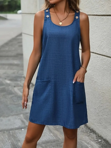 Bir model, Janes toptan giyim markasının  Kadın Kolsuz Kalın Askılı Düğme Detay Cepli Keten Elbise - Lacivert
 toptan Elbise ürününü sergiliyor.