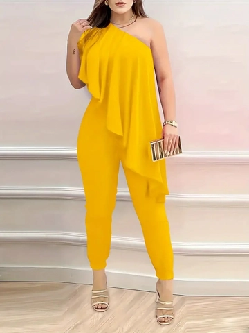 Bir model, Janes toptan giyim markasının  Kadın Kolsuz Tek Omuzu Açık Önünde Volan Detay Sandy Tulum - Sarı
 toptan Tulum ürününü sergiliyor.