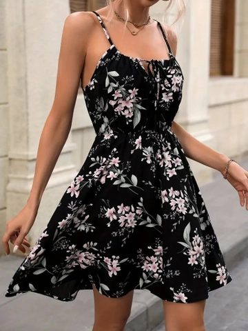 Um modelo de roupas no atacado usa  Vestido Feminino Sem Mangas Com Alça De Cordão E Estampa Floral - Preto
, atacado turco Vestir de Janes