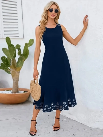 Een kledingmodel uit de groothandel draagt  Midi-lengte Geïmporteerde Crêpe-jurk Met Mouwloze Zoom En Lasergesneden Bloemenpatroon Voor Dames - Marineblauw
, Turkse groothandel Jurk van Janes