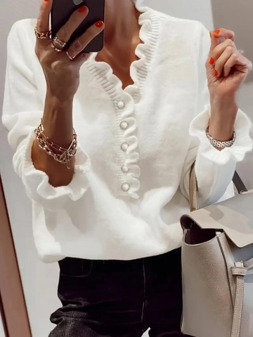 Ein Bekleidungsmodell aus dem Großhandel trägt  Stilvoller Strickpullover Für Damen Mit Langen Ärmeln  Kragen Und Rüschendetail Und Knöpfen – Weiß
, türkischer Großhandel Pullover von Janes