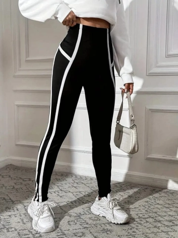 Bir model, Janes toptan giyim markasının  Kadın Çizgili Egzersiz Dalgıç Tayt - Siyah
 toptan Tayt ürününü sergiliyor.