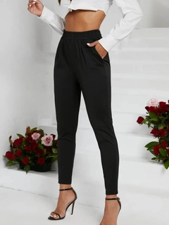 A wholesale clothing model wears jan14360-women's-pleat-detail-elastic-waist-casual-slim-fit-viscose-two-thread-trousers-black, Turkish wholesale Pants of Janes