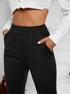 A wholesale clothing model wears jan14360-women's-pleat-detail-elastic-waist-casual-slim-fit-viscose-two-thread-trousers-black, Turkish wholesale Pants of Janes