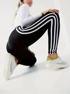 A wholesale clothing model wears jan14387-women's-diving-tights-with-three-stripes-on-the-sides-white, Turkish wholesale Leggings of Janes