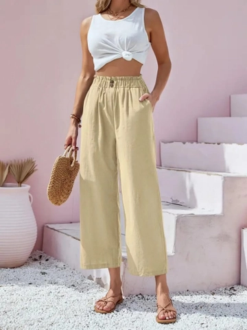 Ein Bekleidungsmodell aus dem Großhandel trägt  Capri-Leinenhose Für Damen Mit Rüschen Und Knopfdetail An Der Taille – Beige
, türkischer Großhandel Hose von Janes