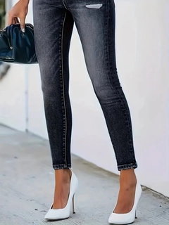 Bir model, Janes toptan giyim markasının jan14464-women's-buttoned-antique-slim-fit-anthracite-jeans-anthracite toptan Kot Pantolon ürününü sergiliyor.