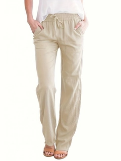 Bir model, Janes toptan giyim markasının jan14553-women's-elastic-waist-linen-trousers-beige toptan Pantolon ürününü sergiliyor.