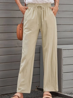 Una modelo de ropa al por mayor lleva jan14553-women's-elastic-waist-linen-trousers-beige, Pantalón turco al por mayor de Janes