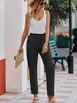 Bir model,  toptan giyim markasının jan14555-women's-elastic-waist-linen-trousers-black toptan  ürününü sergiliyor.