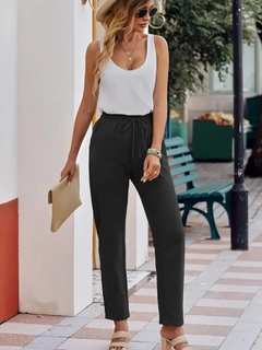 Ein Bekleidungsmodell aus dem Großhandel trägt jan14555-women's-elastic-waist-linen-trousers-black, türkischer Großhandel Hose von Janes