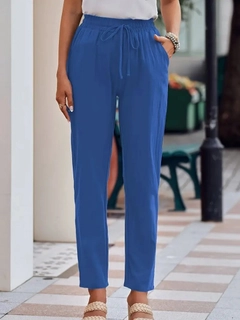 Un mannequin de vêtements en gros porte jan14581-women's-elastic-waist-linen-trousers-blue, Pantalon en gros de Janes en provenance de Turquie