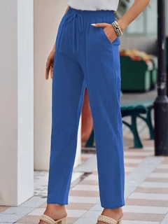 Una modelo de ropa al por mayor lleva jan14581-women's-elastic-waist-linen-trousers-blue, Pantalón turco al por mayor de Janes