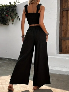 A wholesale clothing model wears jan14584-women's-crop-top-elastic-waist-loose-pants-bürümcük-suit-black, Turkish wholesale Suit of Janes