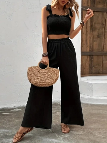 Ένα μοντέλο χονδρικής πώλησης ρούχων φοράει  Γυναικείο Crop Top  Φαρδύ Παντελόνι Ελαστικής Μέσης  Κοστούμι Δύο Τεμαχίων Bürümcük - Μαύρο
, τούρκικο Ταγέρ χονδρικής πώλησης από Janes