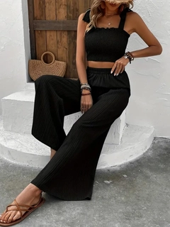 A wholesale clothing model wears jan14584-women's-crop-top-elastic-waist-loose-pants-bürümcük-suit-black, Turkish wholesale Suit of Janes