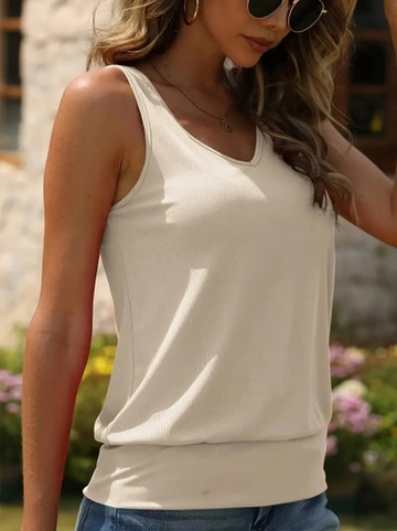 Veleprodajni model oblačil nosi  Ženska Kamizol Bluza Brez Rokavov Z V-izrezom – Bež
, turška veleprodaja Bluza od Janes