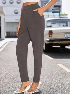 Bir model, Janes toptan giyim markasının jan14604-women's-high-waist-imported-crepe-pants-with-pockets-gray toptan Pantolon ürününü sergiliyor.