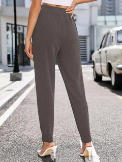 Una modella di abbigliamento all'ingrosso indossa jan14604-women's-high-waist-imported-crepe-pants-with-pockets-gray, vendita all'ingrosso turca di Pantaloni di Janes