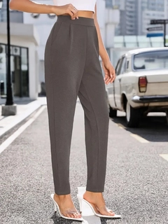 Een kledingmodel uit de groothandel draagt jan14604-women's-high-waist-imported-crepe-pants-with-pockets-gray, Turkse groothandel Broek van Janes