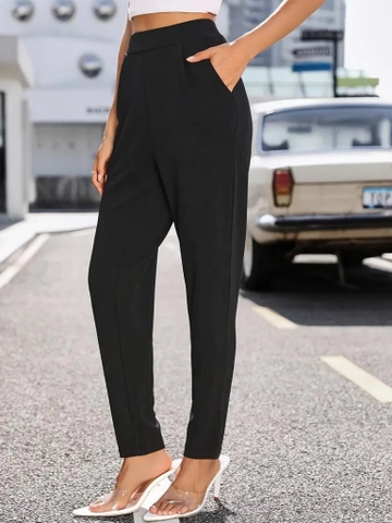 Ein Bekleidungsmodell aus dem Großhandel trägt  Damenhose Aus Importiertem Krepp Mit Hoher Taille Und Taschen – Schwarz
, türkischer Großhandel Hose von Janes