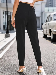Una modelo de ropa al por mayor lleva jan14610-women's-high-waist-imported-crepe-pants-with-pockets-black, Pantalón turco al por mayor de Janes
