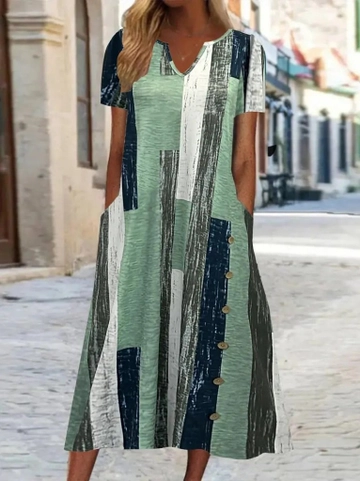 Bir model, Janes toptan giyim markasının  Kadın Kısa Kollu V Yaka Eteği Düğme Detay Midi Boy Salaş Süprem Elbise  - Yeşil
 toptan Elbise ürününü sergiliyor.