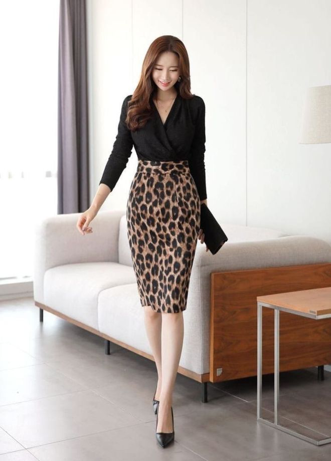 Janes Top À Manches Longues Et Col À Double Boutonnage Pour Femmes Fond En Crêpe Importé Robe Plongeante Avec Détails Léopard Noir Vêtements en gros Élégant