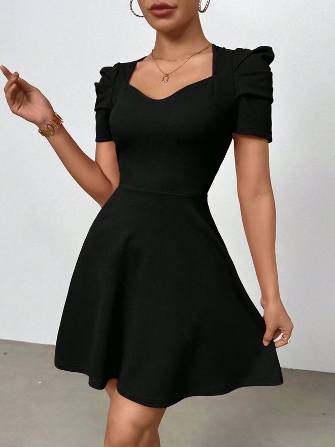 Janes Schwarzes Fit And Flare Mini Kleid Mit Rüschenärmel Großhandelskleidung Lässig