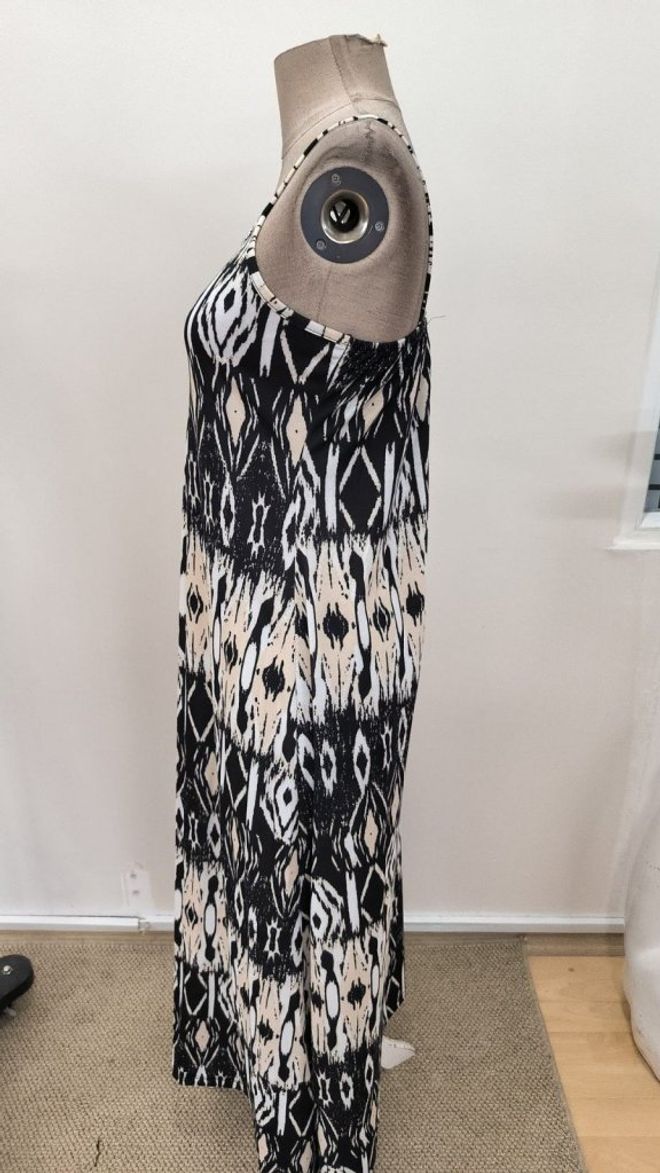 Janes فستان أسود انزلاقي بنمط هندسي واكمام قبعة ملابس بالجملة 5