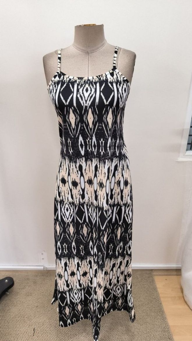 Janes فستان أسود انزلاقي بنمط هندسي واكمام قبعة ملابس بالجملة ربيع