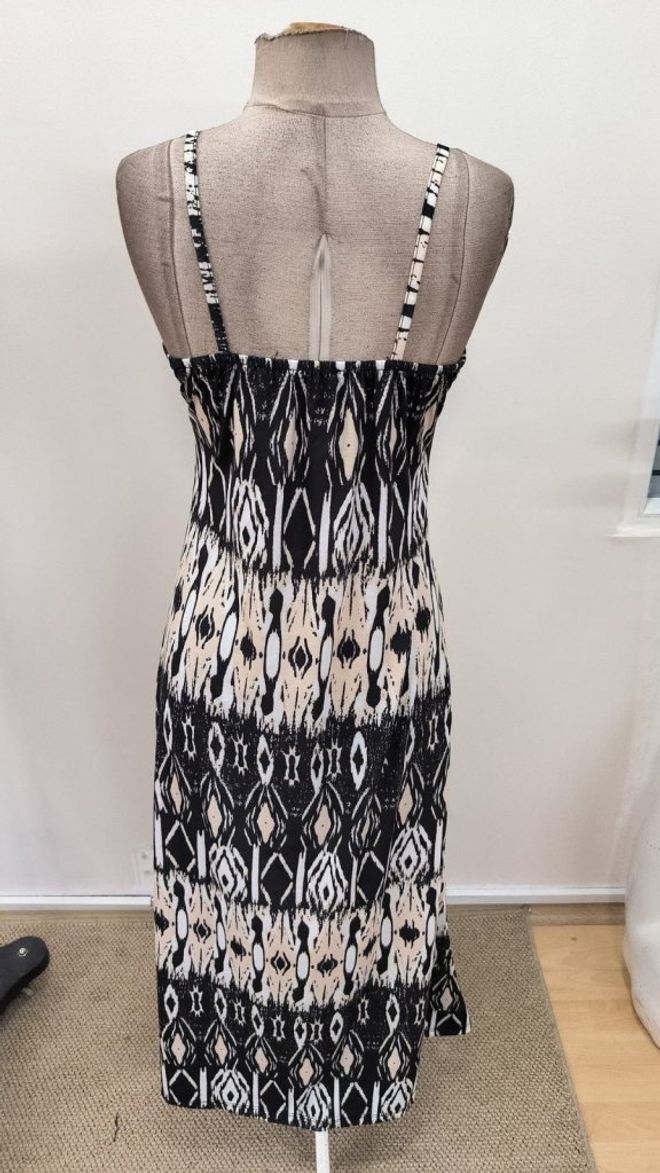 Janes فستان أسود انزلاقي بنمط هندسي واكمام قبعة ملابس بالجملة بوهو