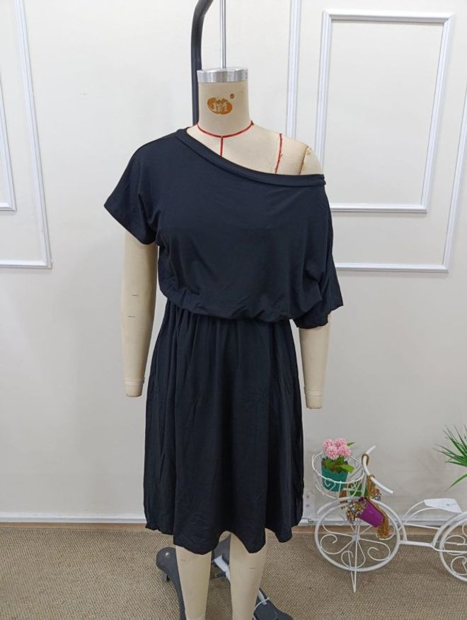 Janes Robe Noire Cintrée Et Évasée Avec Col Bateau Vêtements en gros Printemps