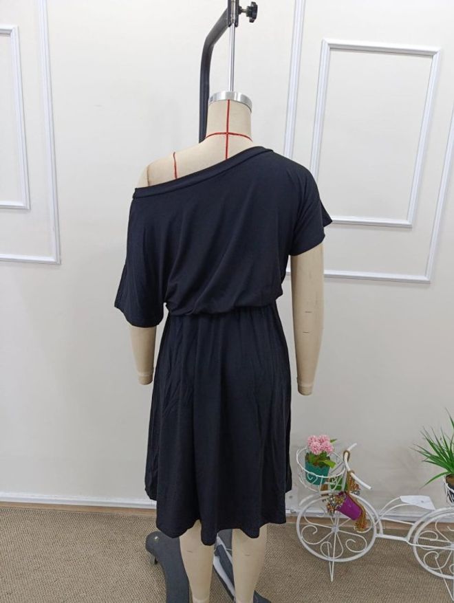 Janes Robe Noire Cintrée Et Évasée Avec Col Bateau Vêtements en gros Sexy