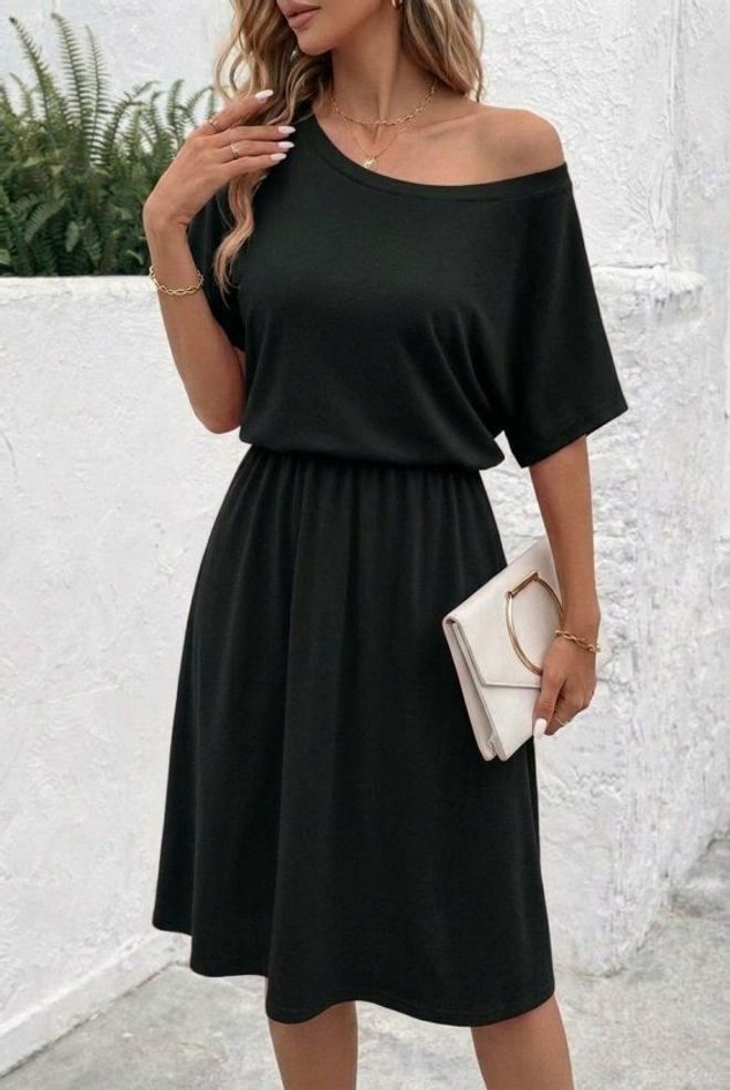 Janes Robe Noire Cintrée Et Évasée Avec Col Bateau Vêtements en gros Lounge