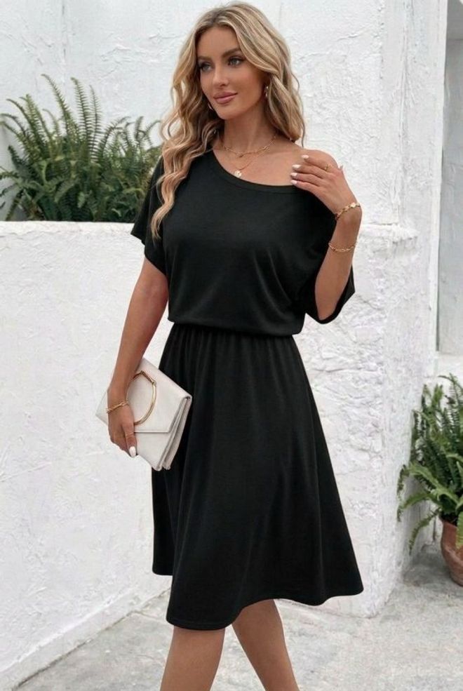 Janes Robe Noire Cintrée Et Évasée Avec Col Bateau Vêtements en gros 1