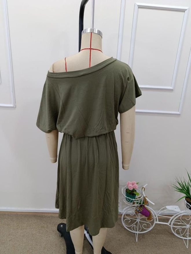 Janes Robe Verte Cintrée Avec Encolure Asymétrique Vêtements en gros Sexy