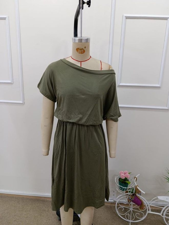 Janes Robe Verte Cintrée Avec Encolure Asymétrique Vêtements en gros Printemps