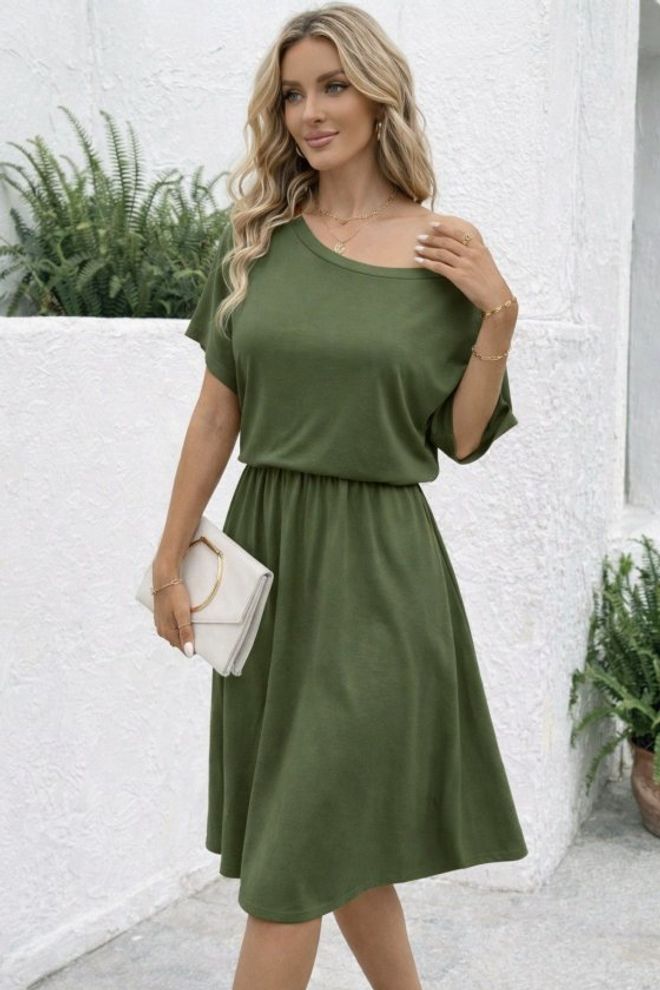 Janes Robe Verte Cintrée Avec Encolure Asymétrique Vêtements en gros 1