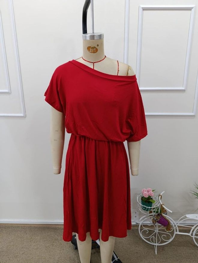 Janes Robe Rouge Cintrée Avec Col Bateau Vêtements en gros Printemps
