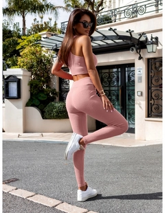 Bir model, Janes toptan giyim markasının 41454 - Suit - Pink toptan Takım ürününü sergiliyor.