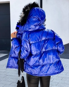 Una modella di abbigliamento all'ingrosso indossa 41755 - Coat - Saks, vendita all'ingrosso turca di Cappotto di Janes
