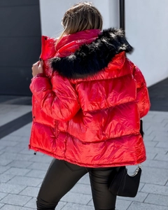 Bir model, Janes toptan giyim markasının 41756 - Coat - Red toptan Kaban ürününü sergiliyor.