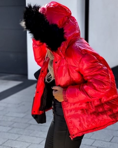 Bir model, Janes toptan giyim markasının 41756 - Coat - Red toptan Kaban ürününü sergiliyor.