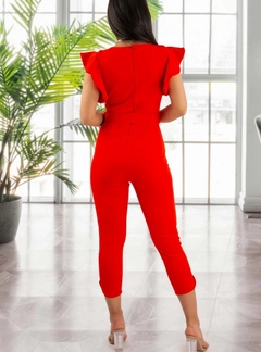 Bir model, Janes toptan giyim markasının 41762 - Overalls - Red toptan Tulum ürününü sergiliyor.